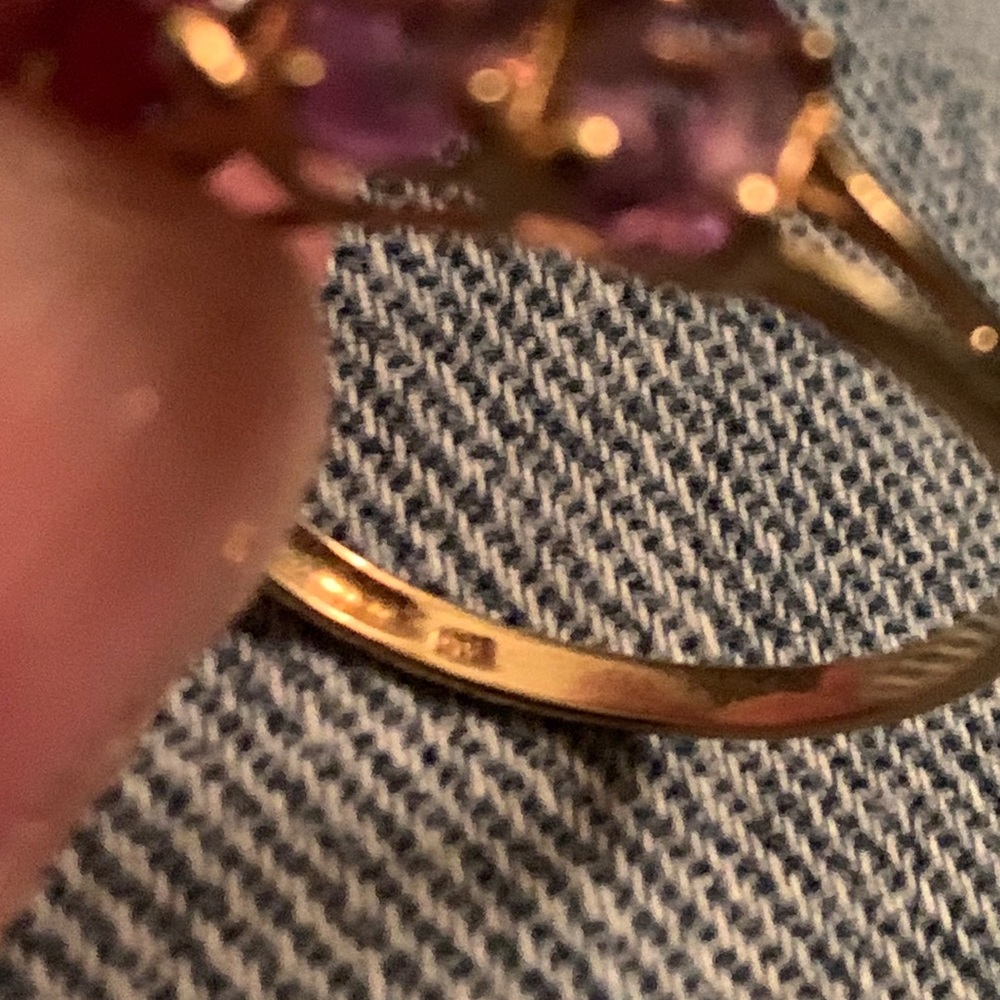 10kt Yellow Gold and Amethyst ring. Approx Size 8 - Picture 4 of 5